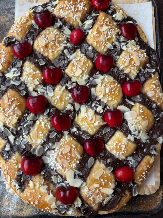 COCA DE CREMA DE CHOCOLATE, CEREZAS FRESCAS Y ALMENDRAS