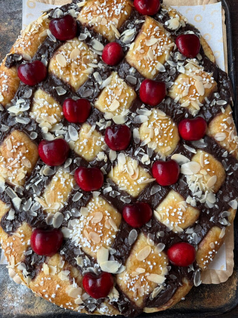 COCA DE CREMA DE CHOCOLATE, CEREZAS FRESCAS Y ALMENDRAS
