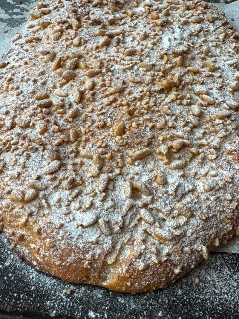 COCA TRADICIONAL DE PIÑONES Y ALMENDRAS